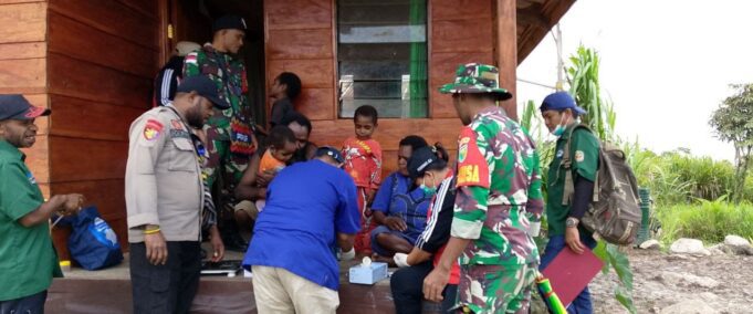 Pentingnya Mengetahui Kesehatan Warga Binaan, Babinsa Koramil Jila Dampingi Nakes Adakan Pemeriksaan Rutin