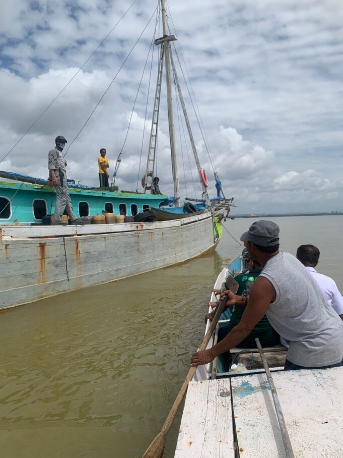 Bakamla RI Tangkap Kapal Bawa Kayu Ilegal di Perairan Laut Banda