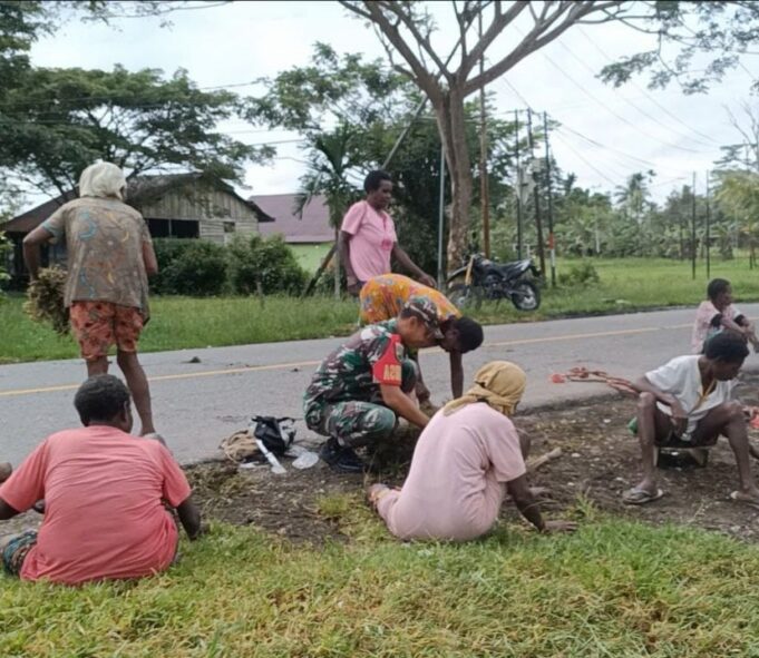 Babinsa Bersama Warga Kerja Bakti Bersihkan Balai Kampung Mwuare