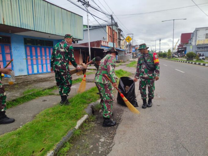 Kodim 1710/Mimika Ikuti Kegiatan Karya Bakti Pembersihan Lingkungan Dalam Rangka Menyambut MTQ Ke-XXX Papua Di Kota Timika