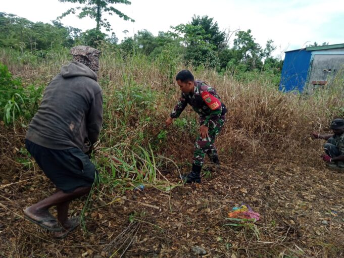 Sembari Komsos, Babinsa Koramil Kuala Kencana Ajak Warga Binaan Bersihkan Bahu Jalan