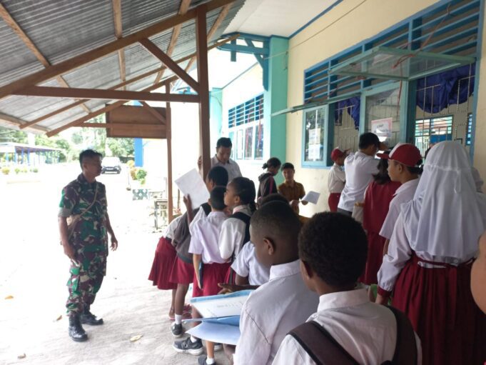 Babinsa Koramil 1710-02/Timika Serka Philipus Monitoring Penerimaan Siswa Baru Di Wilayah Binaan