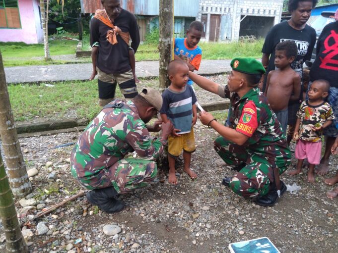 Babinsa Koramil Mapurujaya Berikan PMT Kepada Anak-Anak Kampung Mwuare