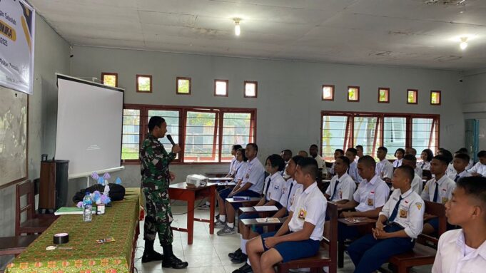 Babinsa Koramil 1710-02/Timika Berikan Materi PBB dan Kepemimpinan Kepada Siswa Siswi Baru SMA Taruna