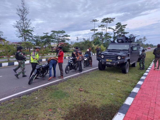 Antisipasi Gangguan Keamanan Menjelang 1 Juli 2024, Kodim 1715/Yahukimo, Polres Yahukimo dan Satgas Yonif 6 Marinir Gelar Patroli Bersama di Wilayah Kota Dekai