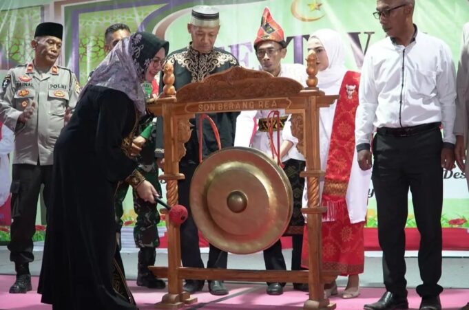 Wabup Buka Festival Berang Rea Bersholawat