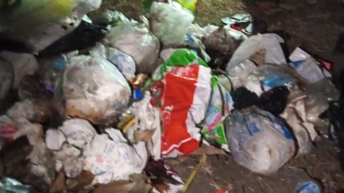 Temukan Tumpukan Sampah Yang di Buang Warga di Tepi Jalan, Kades Mantun Murka