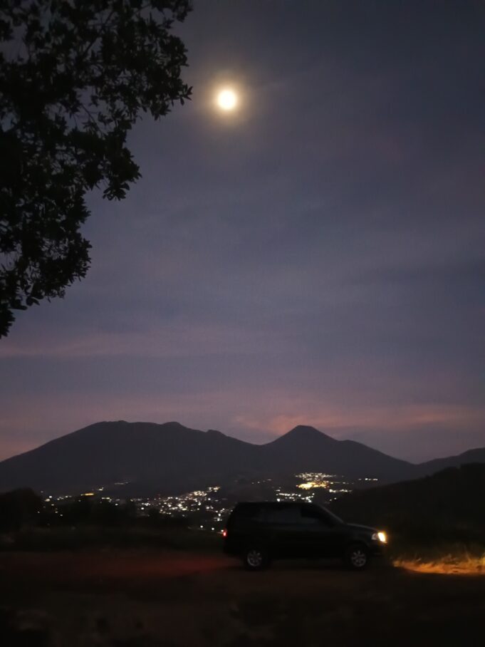 Manjakan Penggemar Campervan dan Mobil Off Road, Camping Ground Bukit Aquila Suguhkan Pemandangan Indah Gunung Gede-Pangrango 24 Jam