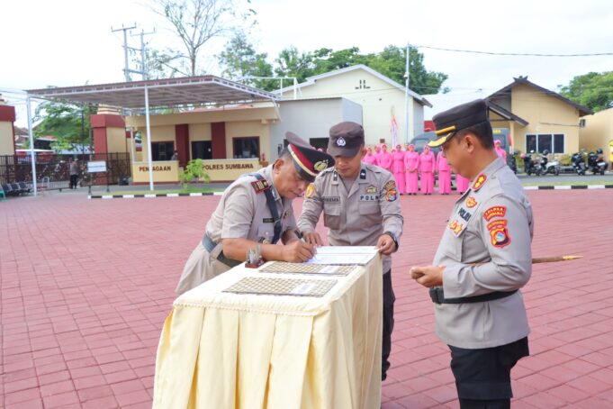 Kapolres Sumbawa Pimpin Upacara Sertijab PJU Dan Kapolsek
