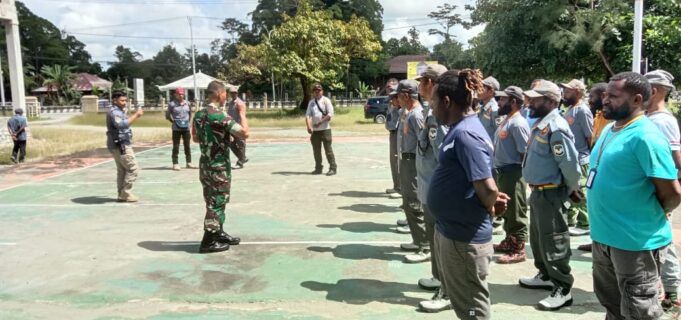 Bentuk Karakter Yang Berdisiplin, Babinsa Koramil 1710-03/Kuala Kencana Sertu Arsolo Latih Anggota Linmas Dengan PBB