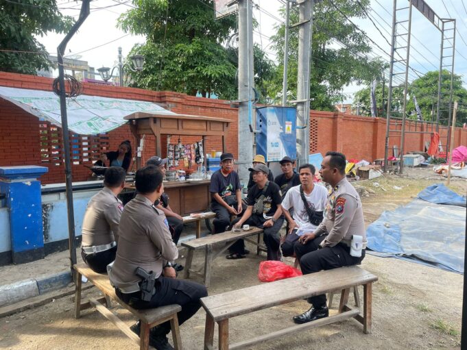 *Ngopi Bareng Pedagang Pasar Senggol, Polres Ponorogo Sosialisasikan Kamseltibcarlantas*