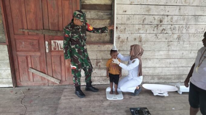 Peduli Dengan Kesehatan Masyarakat, Babinsa Koramil 1710-05/Jila Dampingi Petugas Puskesmas Melaksanakan Kegiatan Posyandu