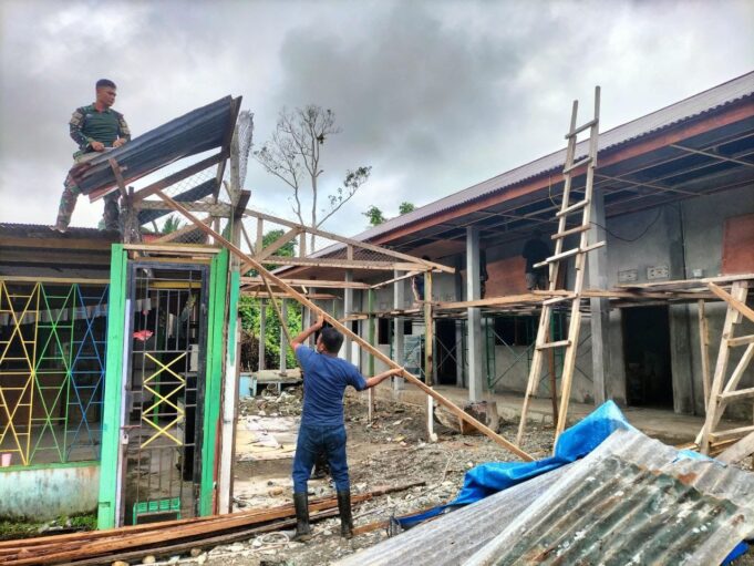 Babinsa Koramil 1710-07/Mapurujaya Membantu Rehab Bangunan Sekolah TK Al-Marifat