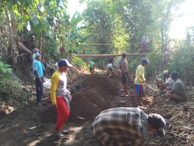 Pemdes Poto Bersama Warga Bangun Rumah Korban Kebakaran