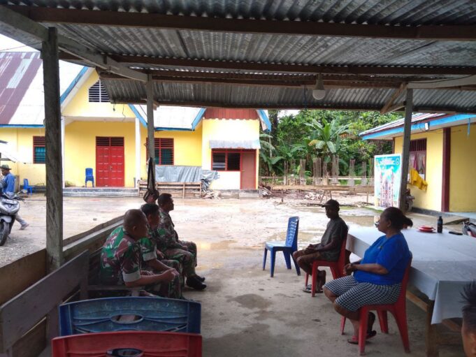 Babinsa Koramil 1710-07/Mapurujaya Serahkan Bantuan Alkitab Kepada Jemaat Gereja GPI Imanuel Mapurujaya