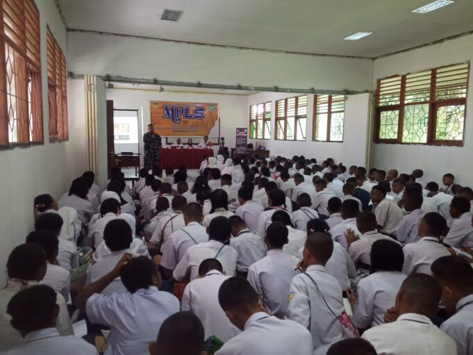 Danramil 1710-03/Kuala Kencana Beri Pembekalan Wasbang Pada Siswa Masa Pengenalan Lingkungan Sekolah di SMK N 1 Kuala Kencana