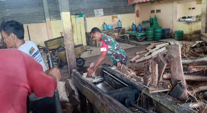 Babinsa Koramil 1710-02/Timika Gelar Komsos Di Lokasi Pengolahan Sagu