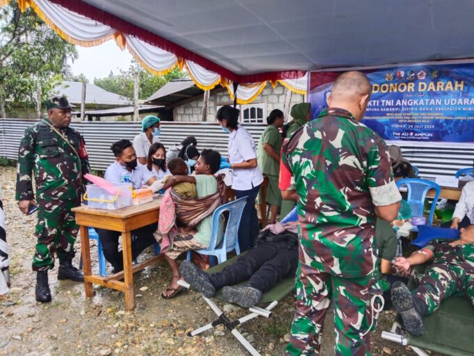 Babinsa Koramil 1710-02/Timika Ikuti Donor Darah Pada Peringatan Hari Bakti TNI AU Ke-77 Tahun 2024