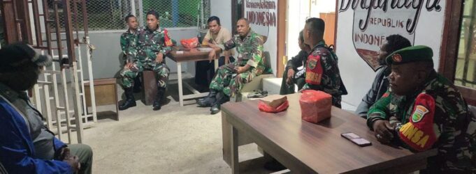 Jaga Kamtibmas Wilayah, Babinsa Koramil Kota Laksanakan Patroli Sekaligus Sambangi Pos Ronda Warga