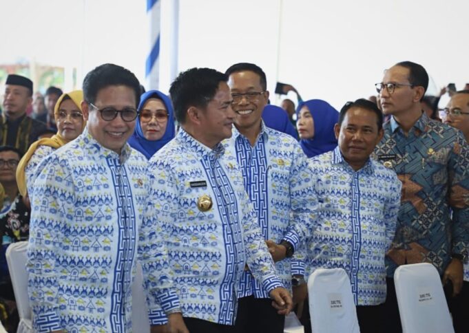Sukses Ciptakan Status Desa Mandiri dan Maju, Bupati Sumbawa Barat Terima Penghargaan Tingkat Nasional dari Menteri Desa PDT dan Transmigrasi