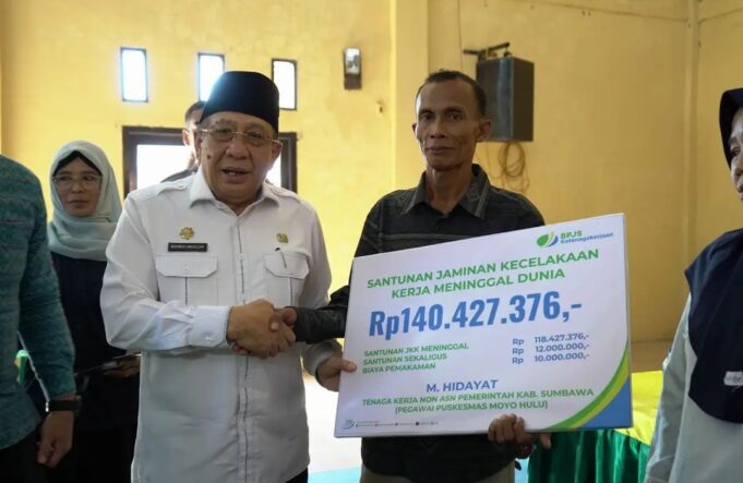 Bupati Serahkan Santunan JKK BPJS Ketenagakerjaan