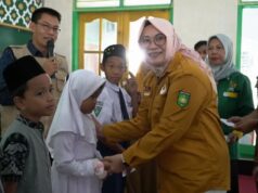 Wabup Distribusikan Zakat Pada Anak Yatim
