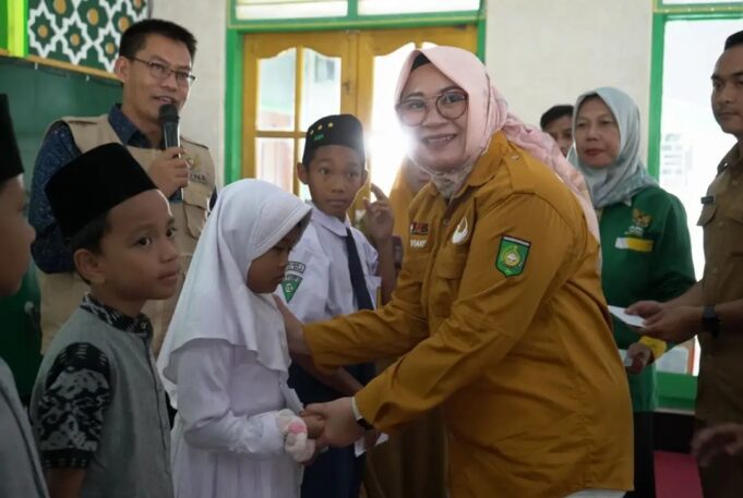 Wabup Distribusikan Zakat Pada Anak Yatim