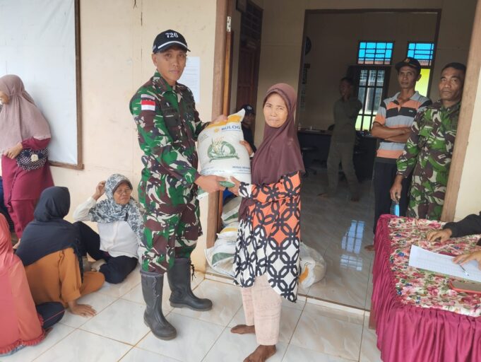 Bantu Penuhi Kebutuhan Pokok Warga Perbatasan RI-PNG, Satgas Pamtas Yonif 726/Tml Bantu Pendistribusian Sembako di Kampung Sipias