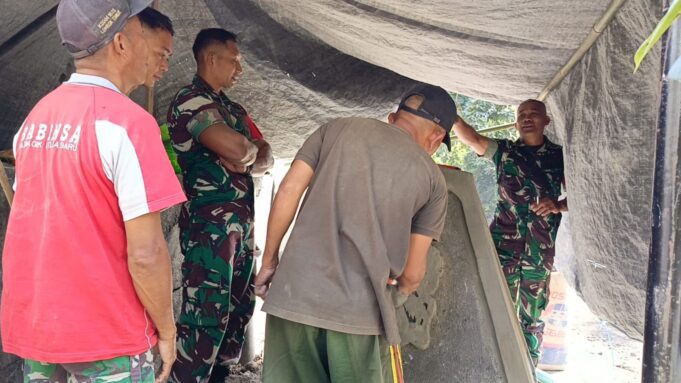 Dansatgas TMMD ke 121 Kodim 1615/Lotim Cek Pembuatan Prasasti Tugu TMMD Ke-121