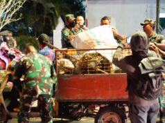 Gerak Cepat Personel TNI Polri Bersihkan Sampah Pasca Demonstrasi
