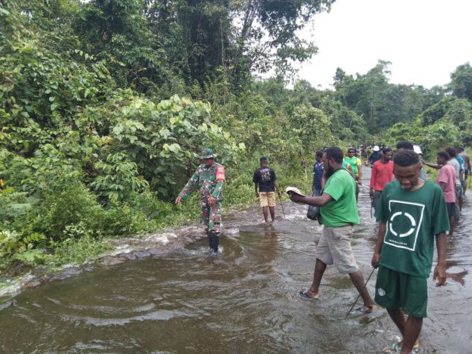 Agar Cepat Surut, Babinsa Koramil Mapurujaya Ajak Masyarakat Binaan Kerja Bakti Bersihkan Jalan Yang Tergenang Air