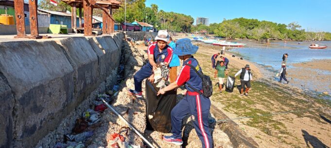 Bakamla RI Clean Up Pesisir Pantai Nelayan di Oesapa Kupang