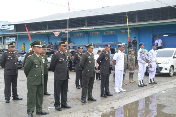 Kodim 1710/Mimika Bersama Satuan TNI/Polri dan Pemda Mimika Gelar Upacara Ziarah Tabur Bunga Dalam Rangka Memperingati HUT RI Ke-79 Tahun 2024