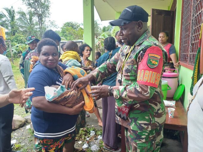 Bantu Turunkan Angka Stunting, Koramil Mapurujaya Beri Makanan Tambahan Di Wilayah Binaan