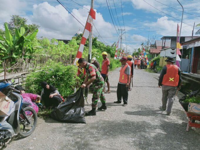 Sambut Kemerdekaan Republik Indonesia, Babinsa Koramil 1710-02/Timika Laksanakan Kerja Bakti Bersama Masyarakat