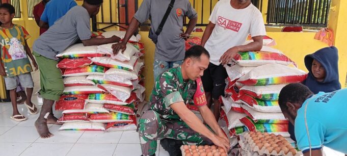 Babinsa Koramil 1710-07/Mapurujaya Salurkan Bantuan Kepada Masyarakat Korban Banjir Di Wilayah Binaannya