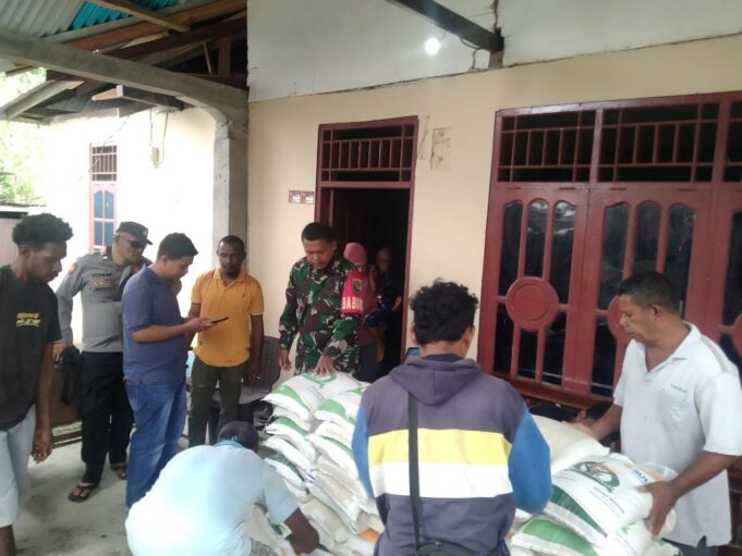 Babinsa Mapurujaya Dampingi Pendistribusian Beras Untuk Warga