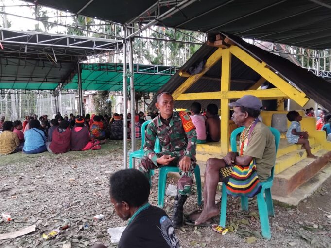 Babinsa Koramil Kuala Kencana Melayat Warga Yang Meninggal Dunia Sebagai Bentuk Turut Berbela Sungkawa