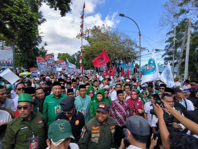 Ratusan Ribu Pendukung Turut Mengantar Rohmi-Firin Daftar ke KPU NTB