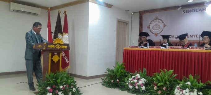 Seorang Cleaning Service Di Kantor Penghubung NTB Berhasil Raih Gelar Doktor