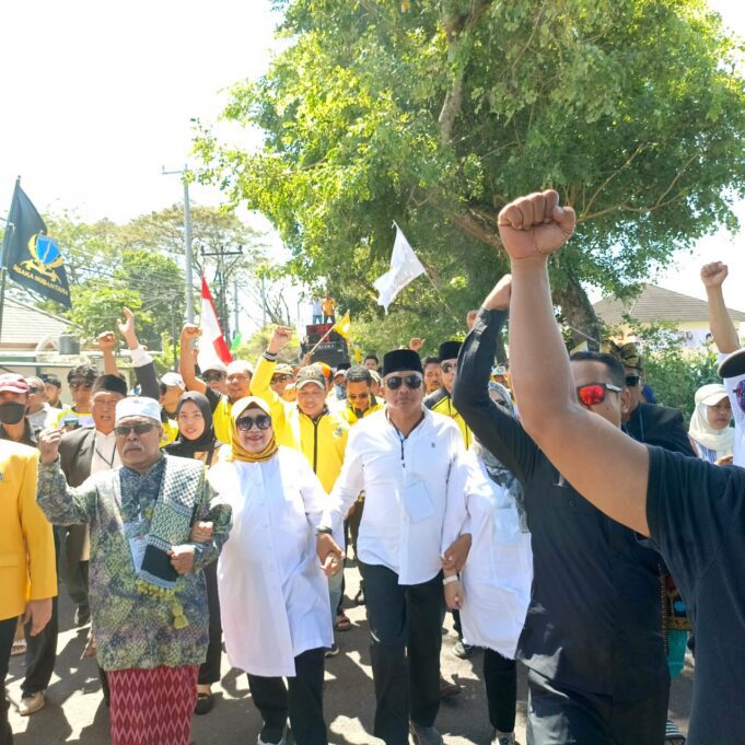 Pilbup Lombok Barat, Ribuan massa mengantar Sumiatun -Ibnu Salim mendaftar Ke KPU Lombok Barat.