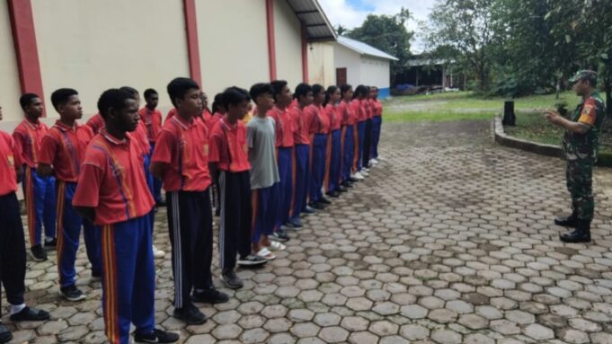 Komsos di Sekolah, Babinsa Koramil 03/Kuala Kencana Latih Siswa PBB