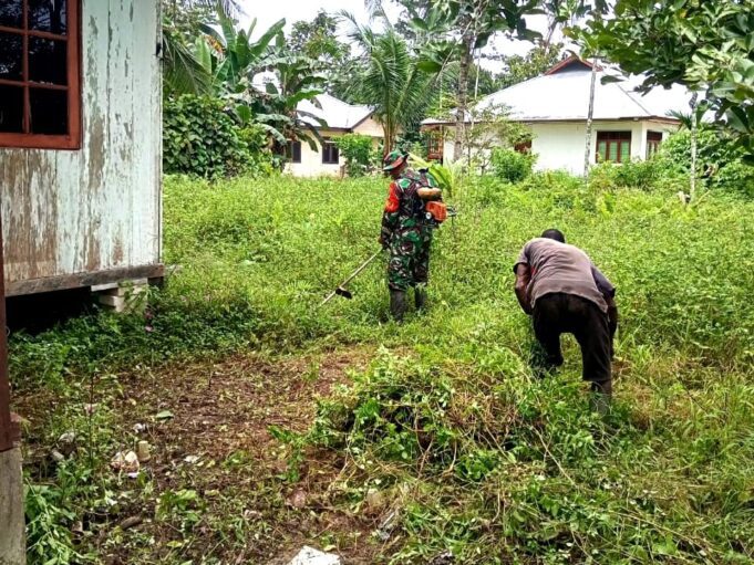 Anggota Pos Ramil Jita Koramil 1710-06/Agimuga Melaksanakan Pembersihan Pangkalan