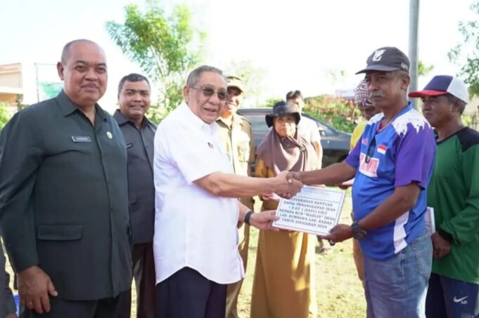 Bupati Serah Bantuan Kapal Penangkap Ikan