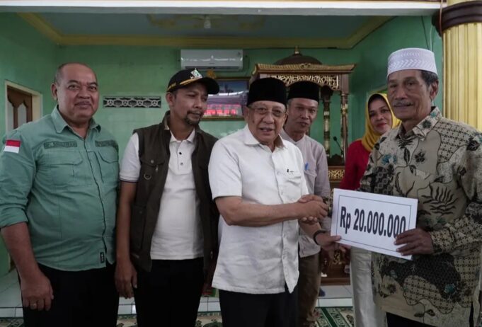 Bupati Sumbawa Serah Bantuan ke Masjid Jami’ Nurul Hayat Desa Kalabeso
