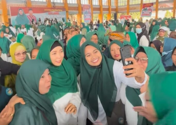 Kukuhkan Relawan di Lobar, Rohmi-Firin Komit Wujudkan Kesejahteraan Dengan Membangun Dari Desa
