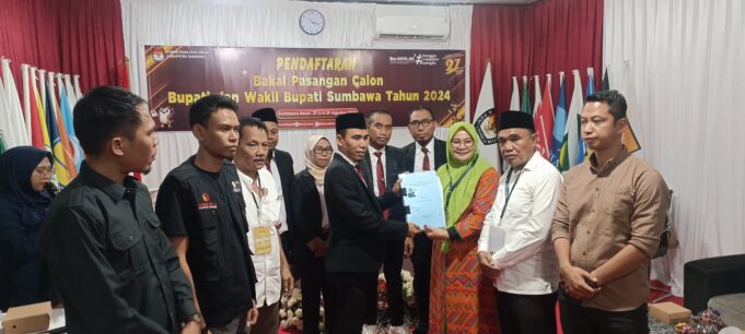 Novi-Talif Daftar ke KPU, Dewi Noviany: Semoga Kita Bisa Buat Sejarah