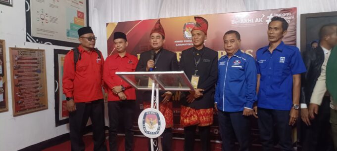 Pasangan RASA Mendaftar ke KPU Diiringi Ribuan Pendukung