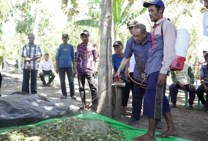 Bupati Pantau Pembuatan Pupuk Organik di Desa Buin Baru