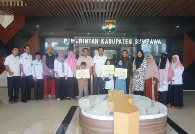 Pemda Sumbawa Serahkan Penghargaan Kepada Peserta MTQN XXX 2024